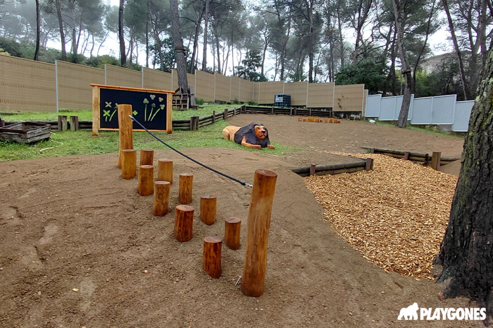 Parcours en rondins de bois sur sol desimpermeabilise dans une cour oasis