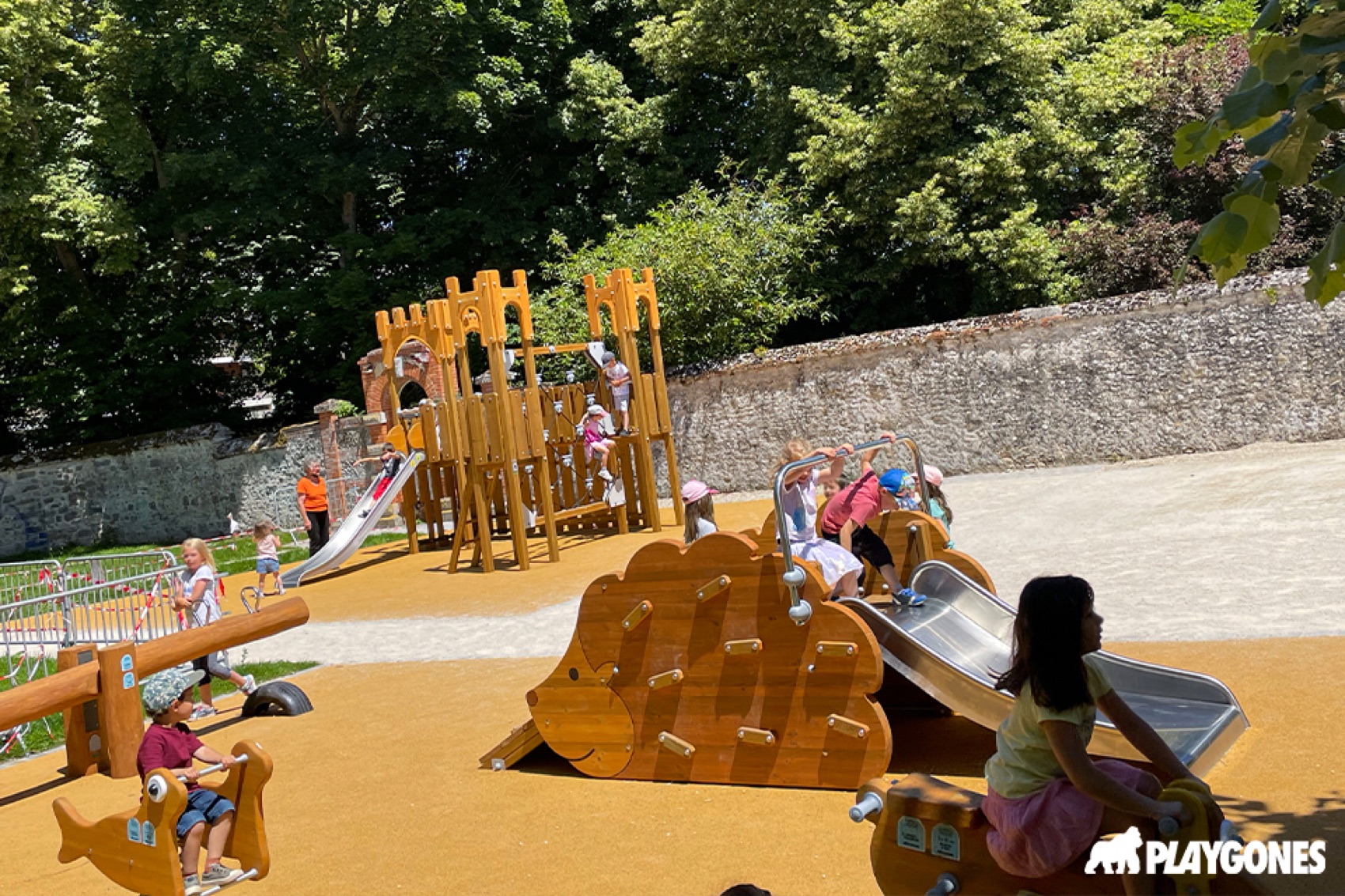 Enfants jouant sur un sol souple permeable dans une cour d ecole desimpermeabilisee