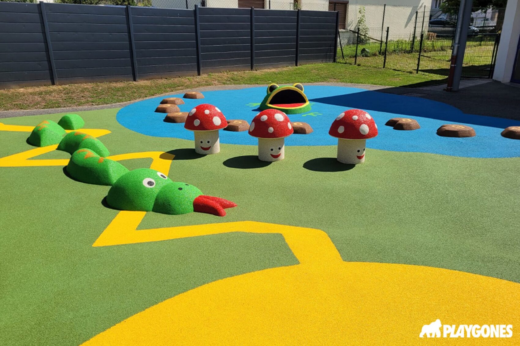 Sol souple perméable avec motifs dans une cour d'école