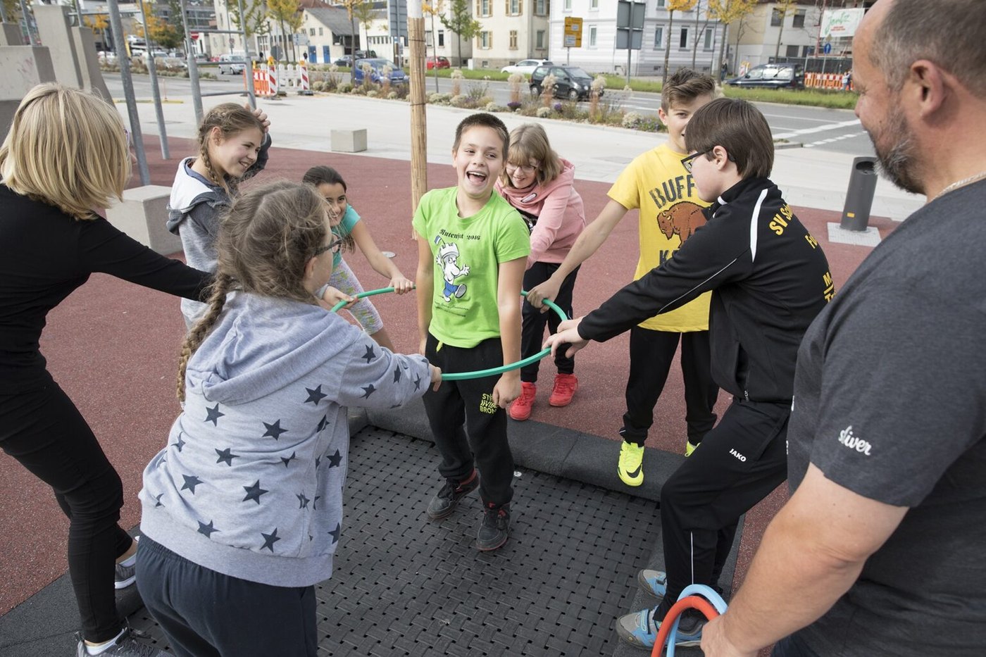 Groupe d'enfants jouant ensemble sur une aire de jeux inclusive