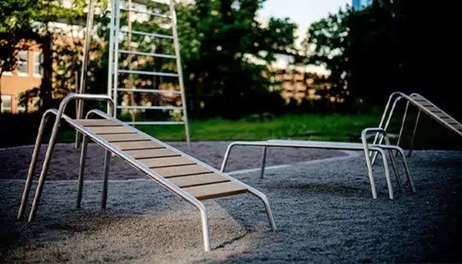 Bains de soleil Glänta installés dans un parc