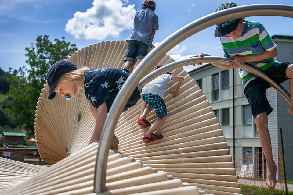 Banc loisir MoveArt urbactif avec des enfants