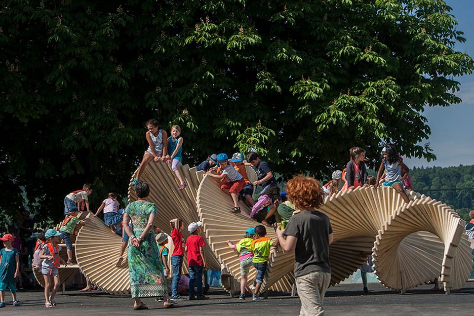 Mobilier MoveArt en bois dans une cour de récréation