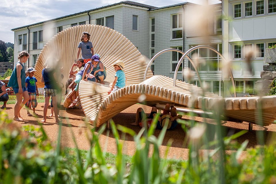 Enfant au repos sur un banc MoveArt en bois
