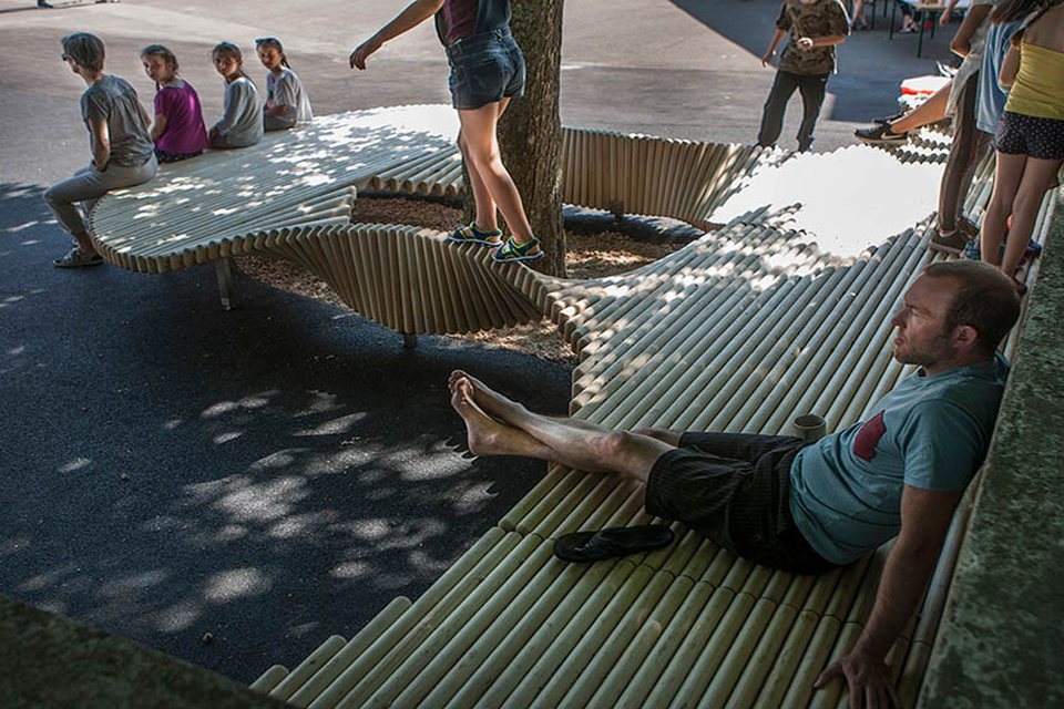 Mobilier de détente MoveArt en bois dans un parc