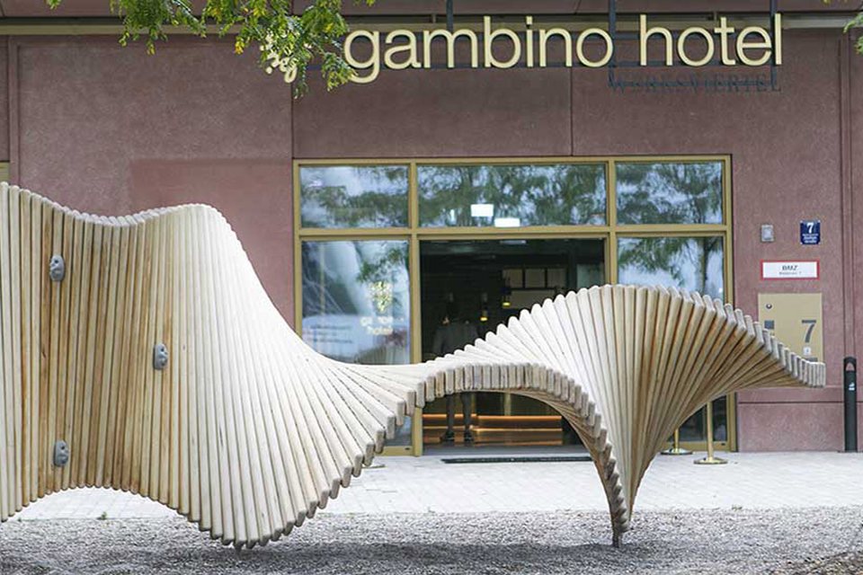 Mobilier design MoveArt en bois pour un hôtel de luxe