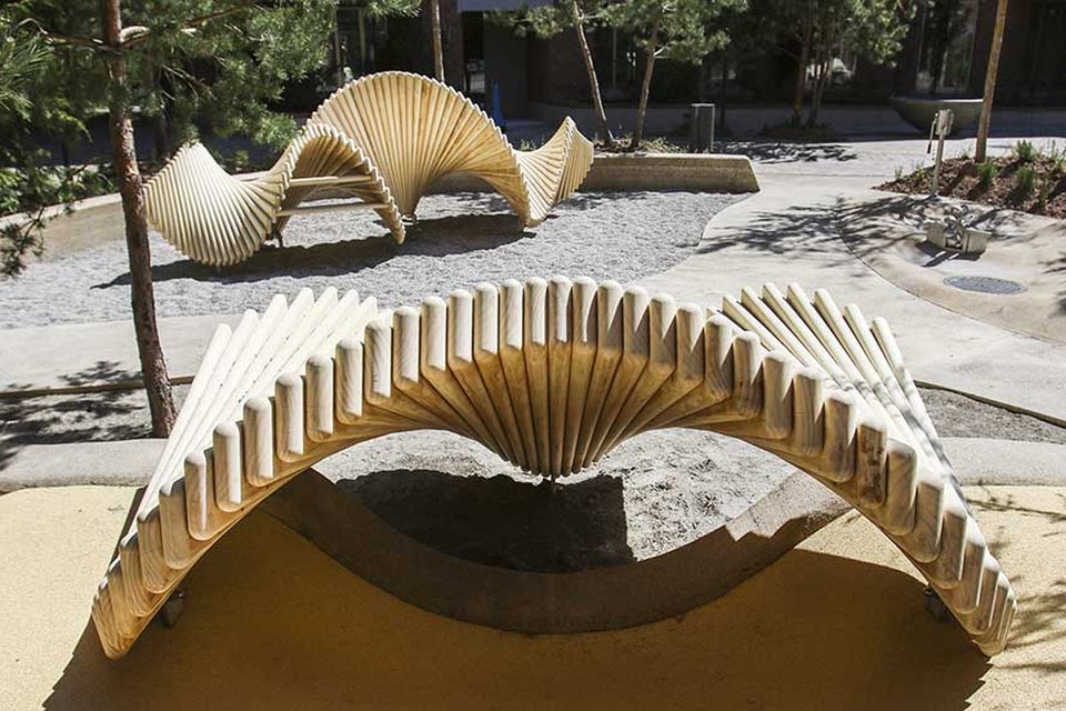 Mobilier design urbactif MoveArt en bois dans un parc