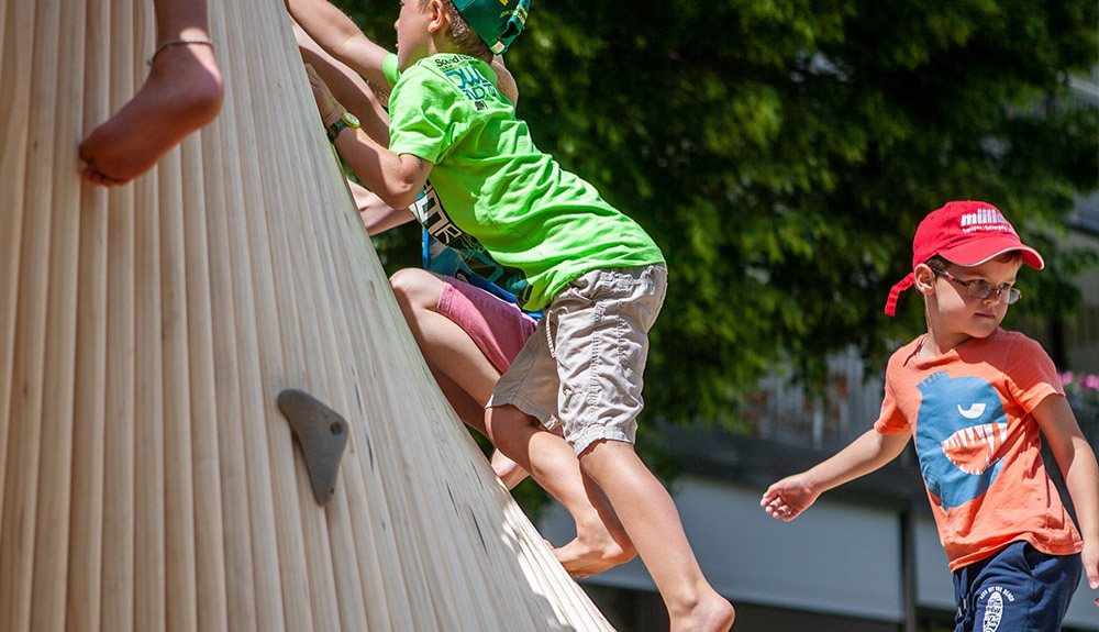 Mur d'escalade MoveArt en bois, enfants qui grimpent
