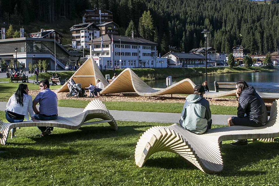 Réalisation MoveArt, mobilier design en bois dans un parc