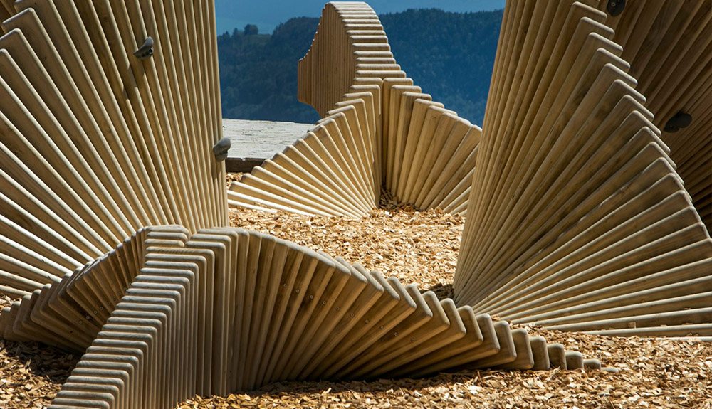Détail d'une sculpture MoveArt en bois traité Accoya, décor de montagne
