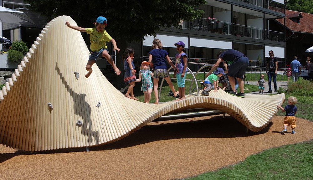 Sculpture ludique MoveArt en bois traité Accoya, enfants qui jouent