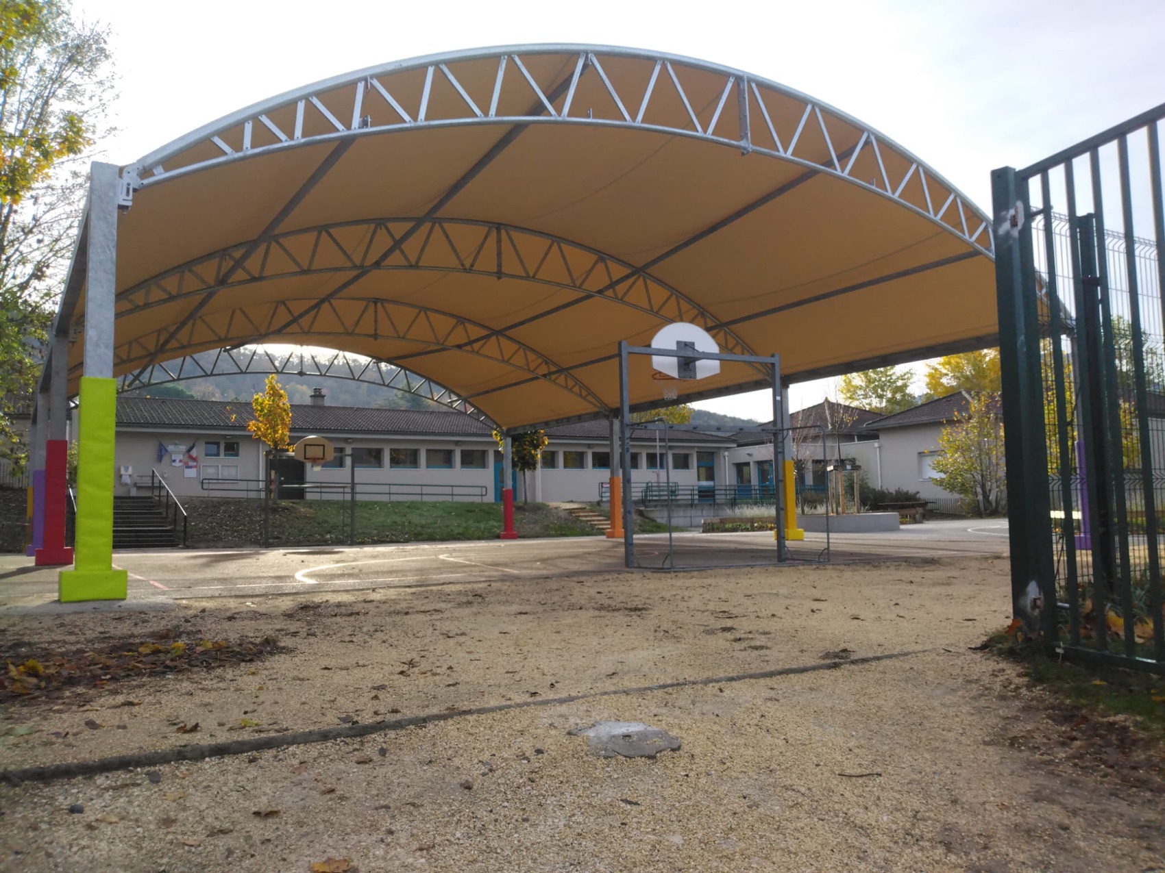 Ombriere en arche couvrant la cour de recreation d une ecole