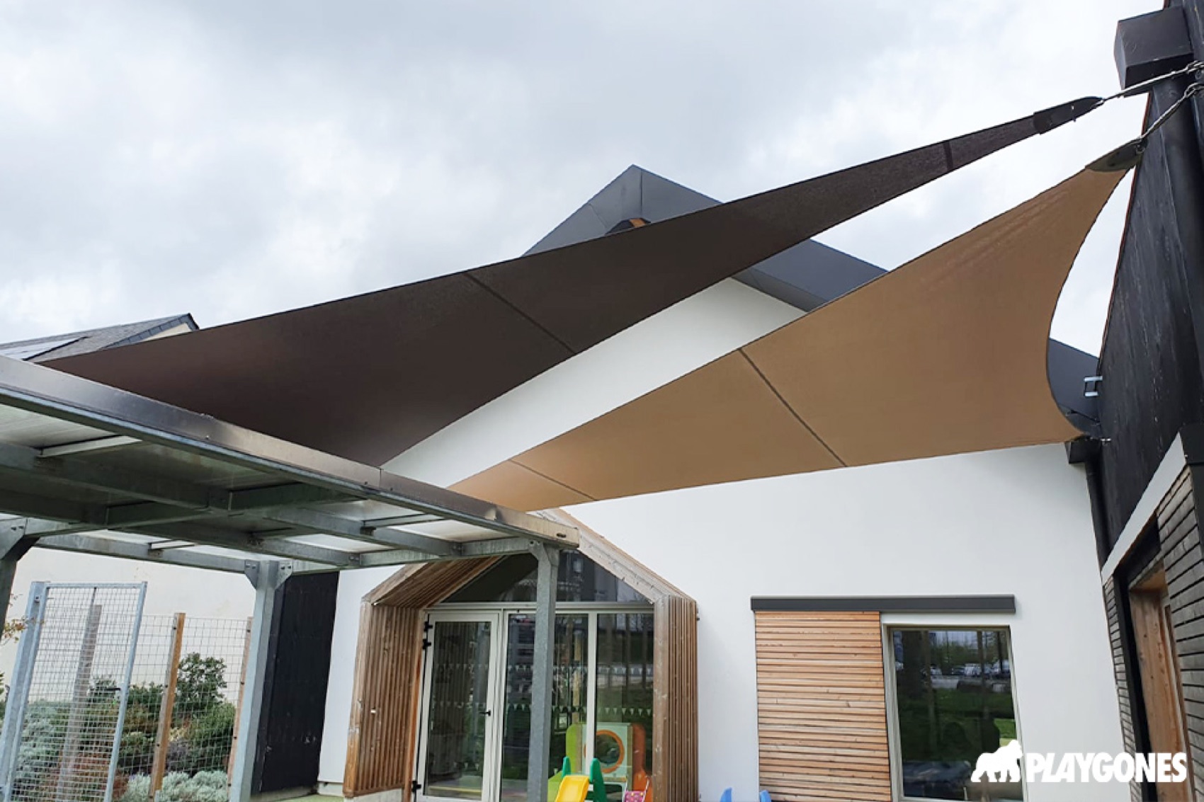 Voiles d ombrage triangulaires au-dessus de la cour d une ecole maternelle