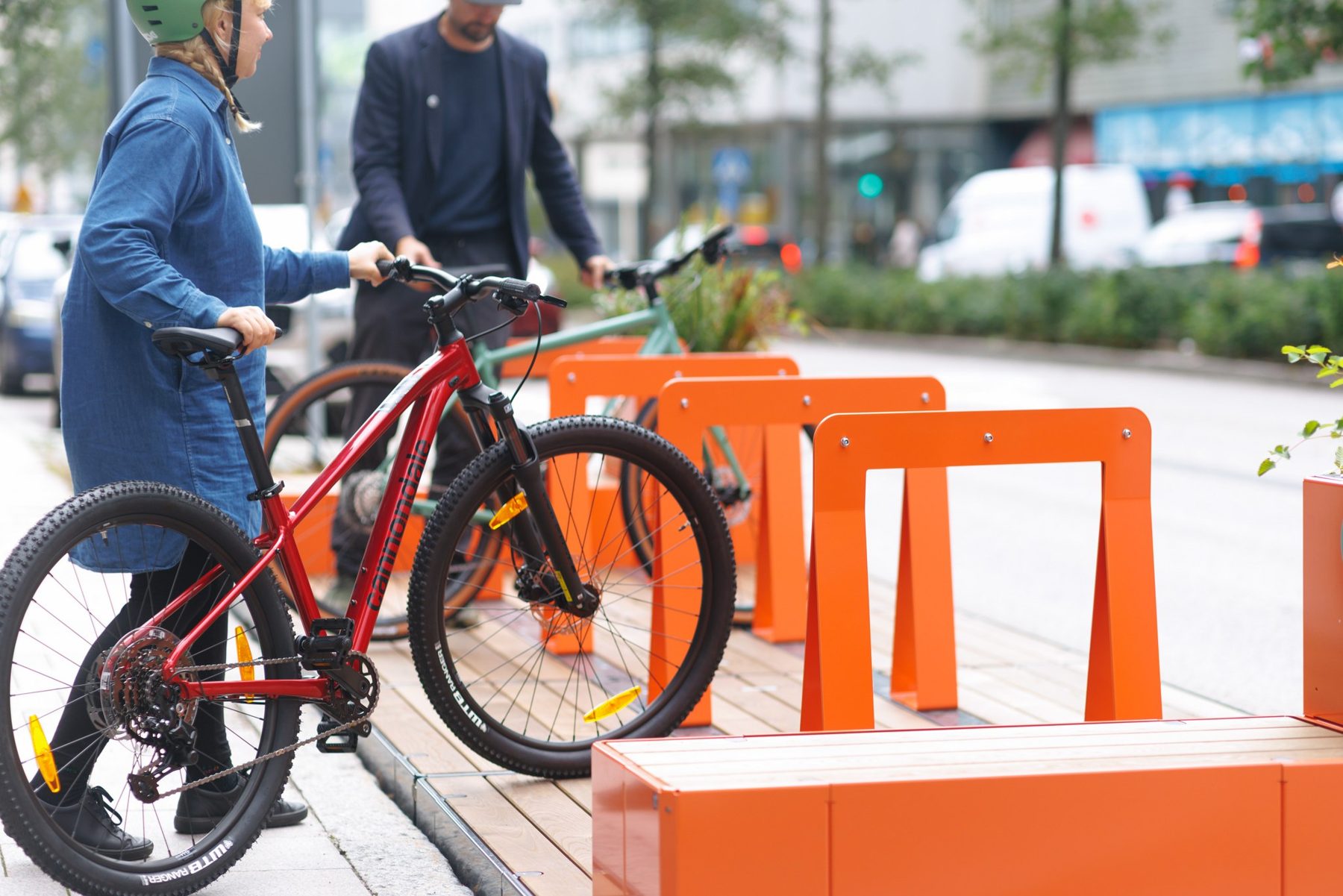 Arceaux à vélos et bancs Parkly orange dans l'espace public