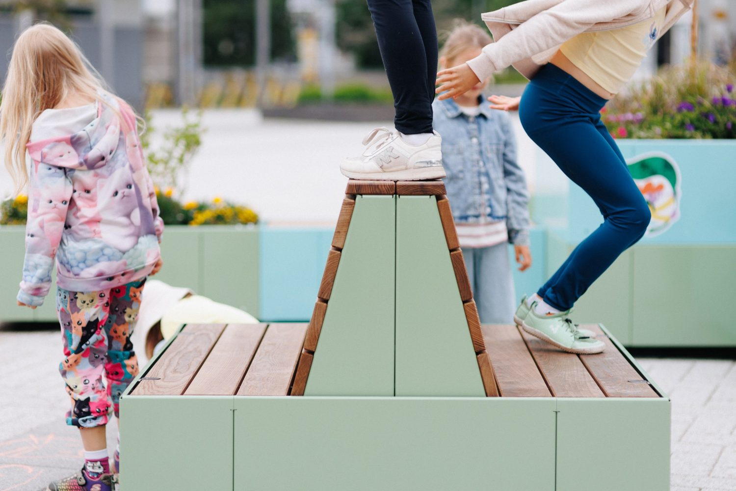 Assises modulaires Parkly vertes, enfants jouant sur une place