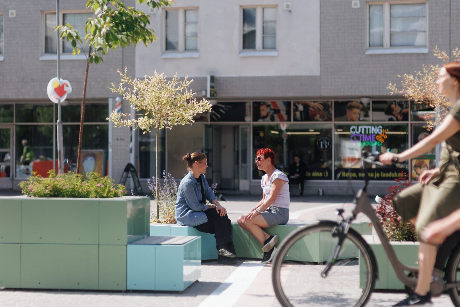 Banc modulaire Parkly vert avec jardiniere en centre-ville