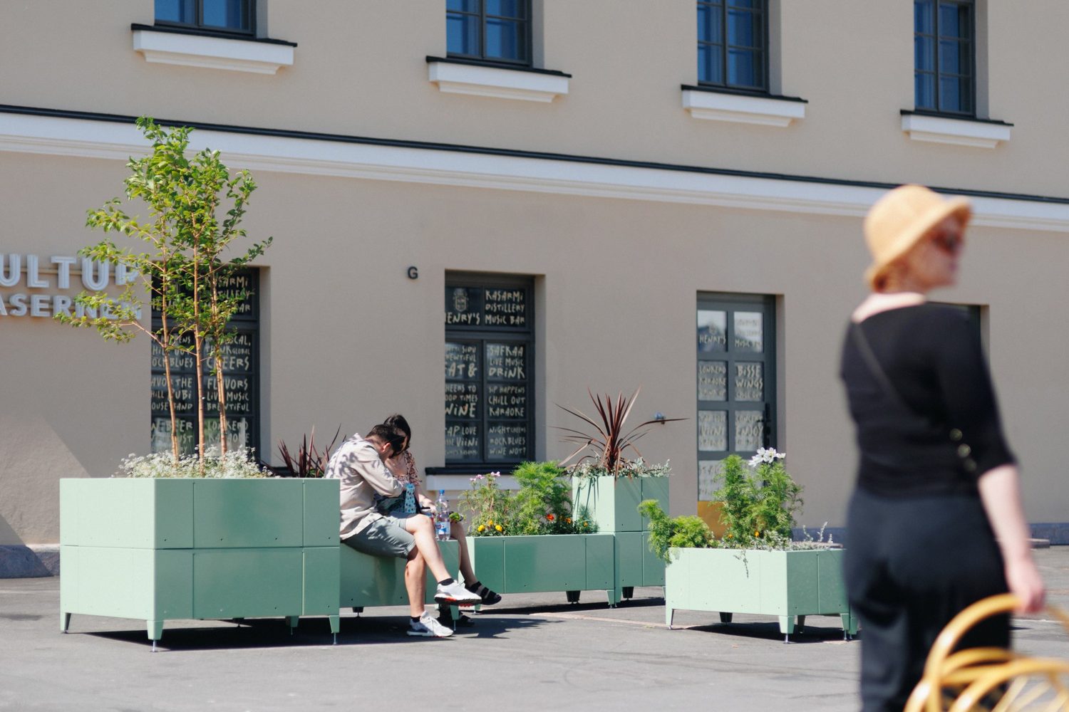 Bancs modulaires Parkly verts devant un batiment culturel