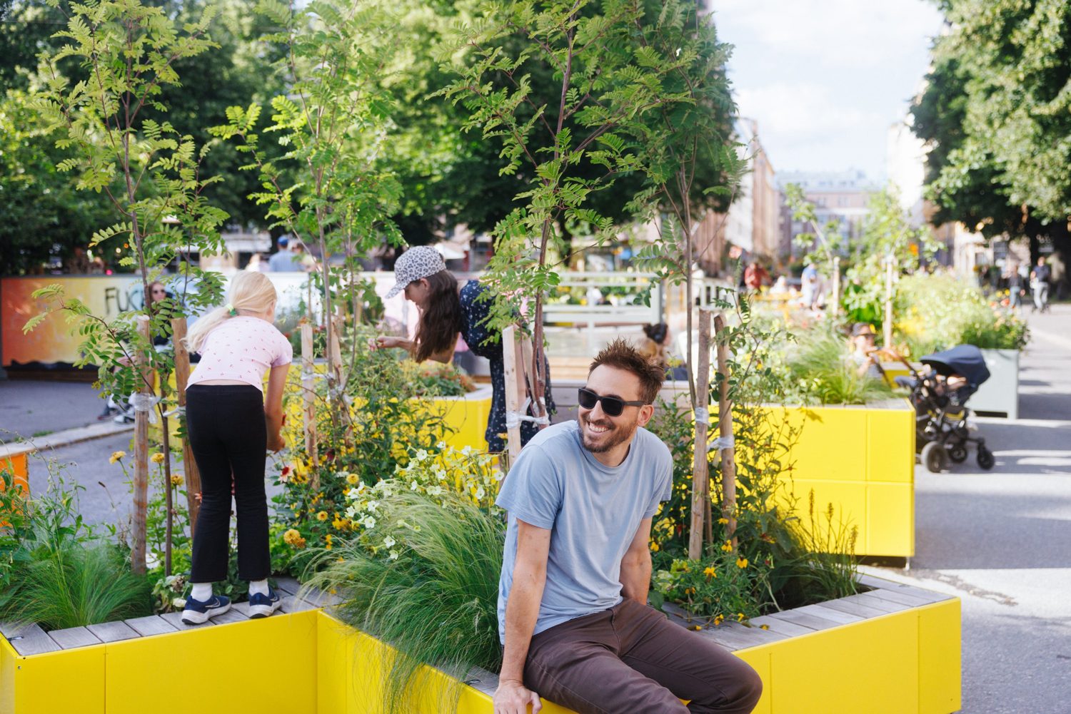 Mobilier urbain modulaire Parkly jaune végétalisé sur une place publique