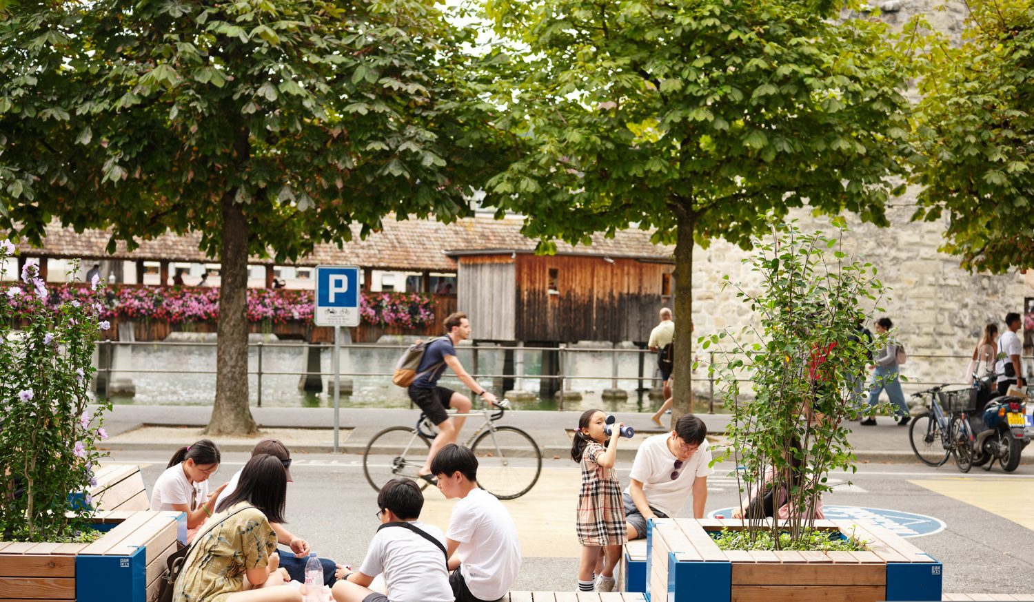 Parklet Parkly au bord de l'eau, mobilier urbain modulaire