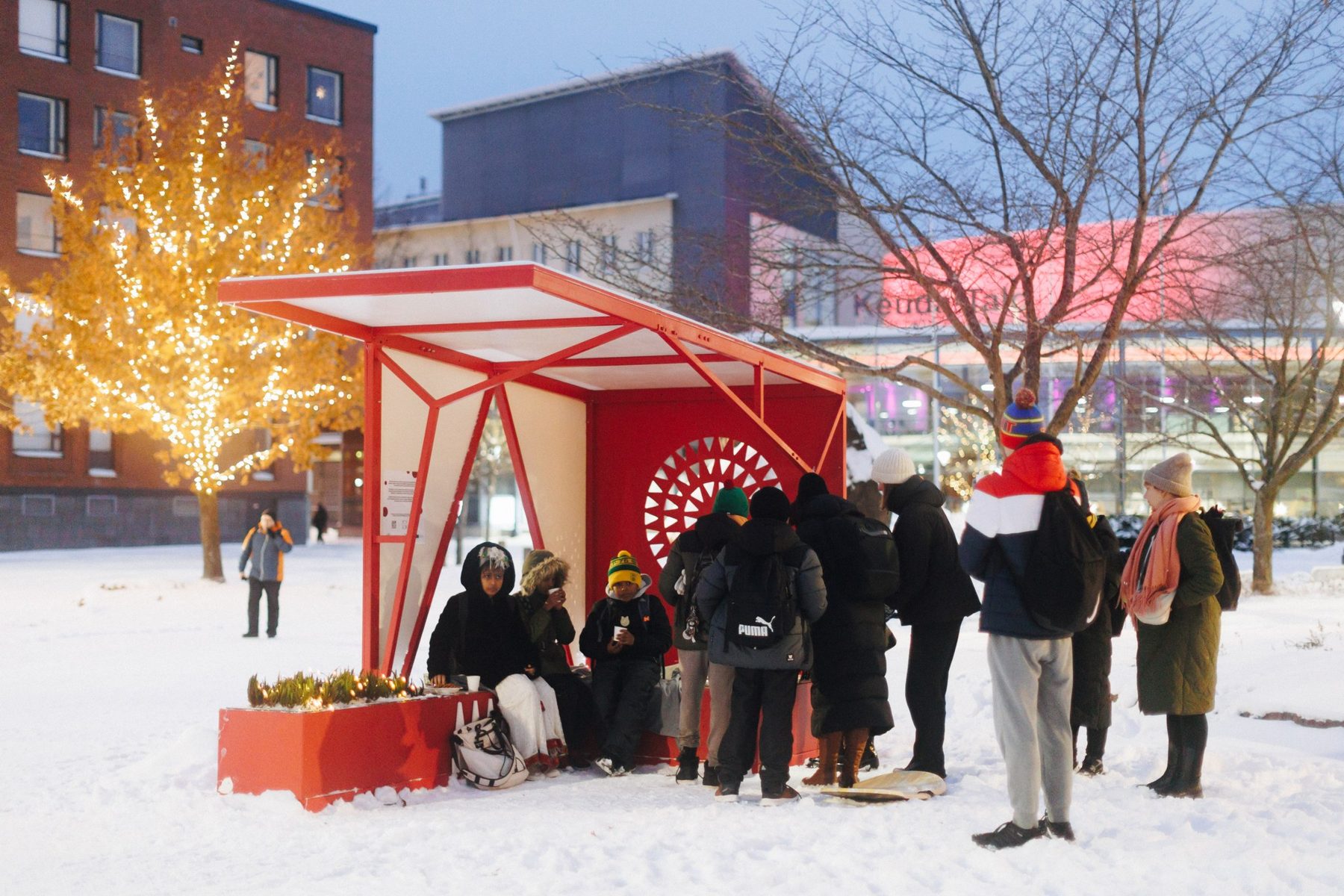 Pavillon modulaire Parkly rouge sous la neige, mobilier urbain quatre saisons