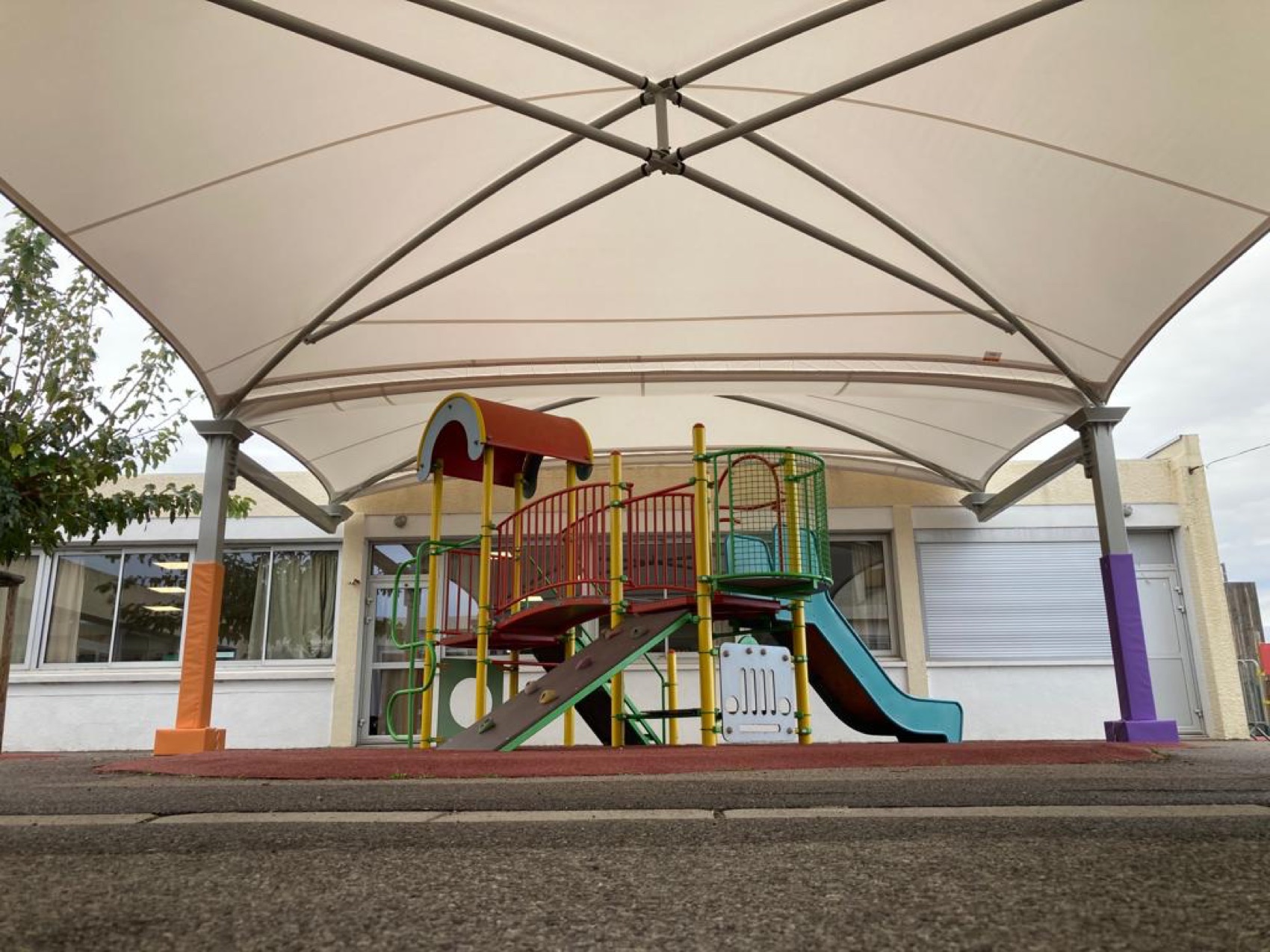 Structure d ombrage a toile tendue au-dessus d une aire de jeux d enfants