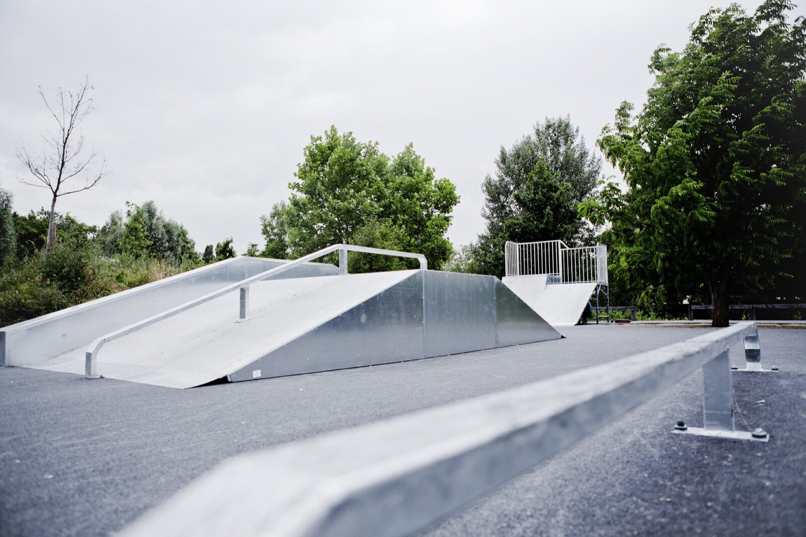 Modules de skatepark en acier galvanisé avec rails dans un parc