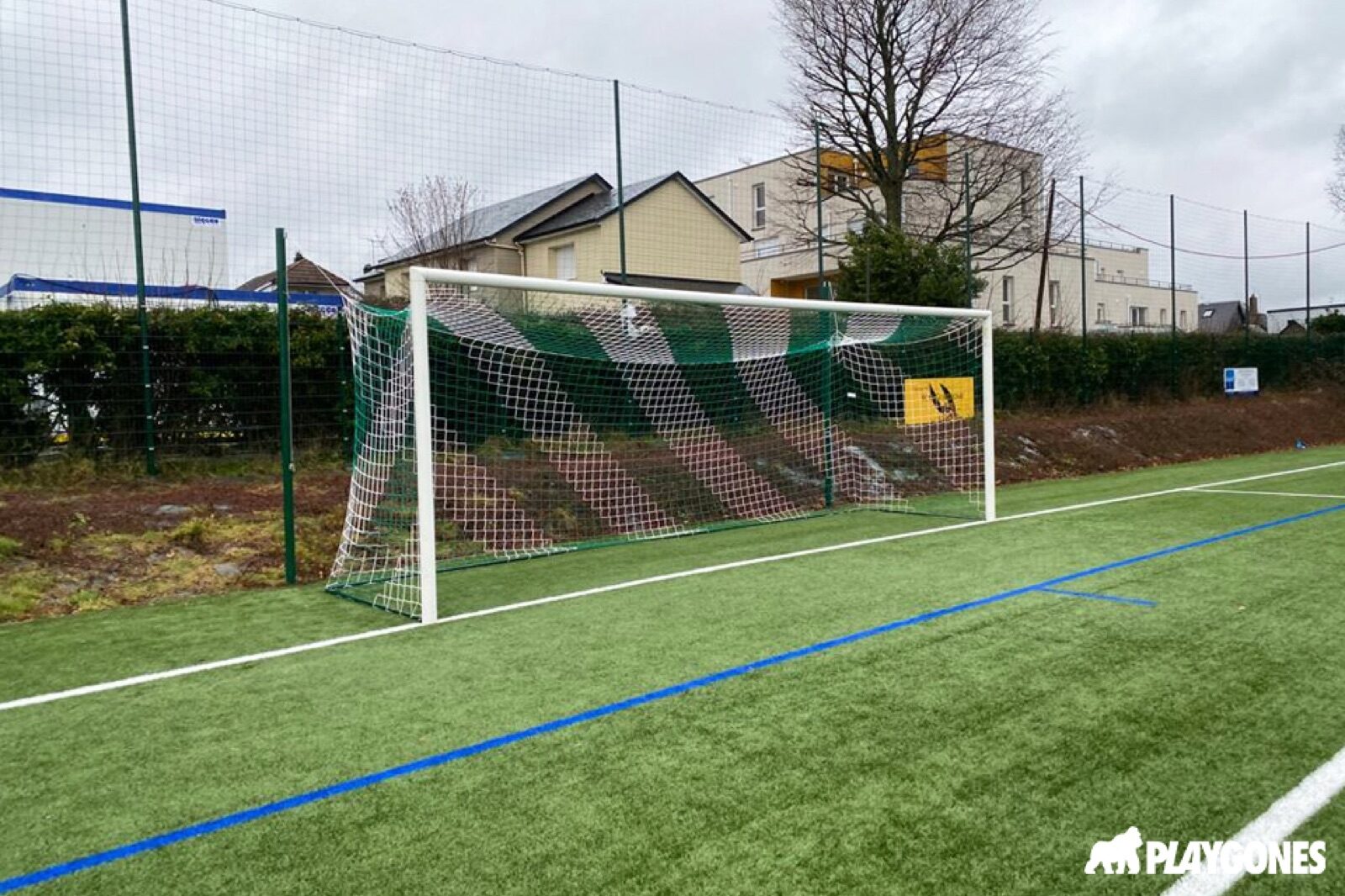 But de football avec filet sur un terrain en gazon synthétique