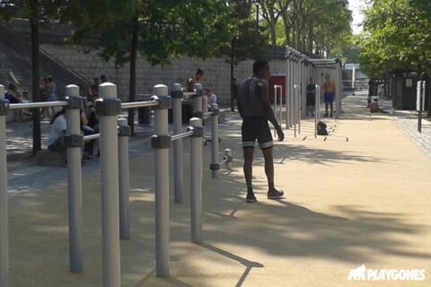 Station de street workout en accès libre utilisée en bord de quai