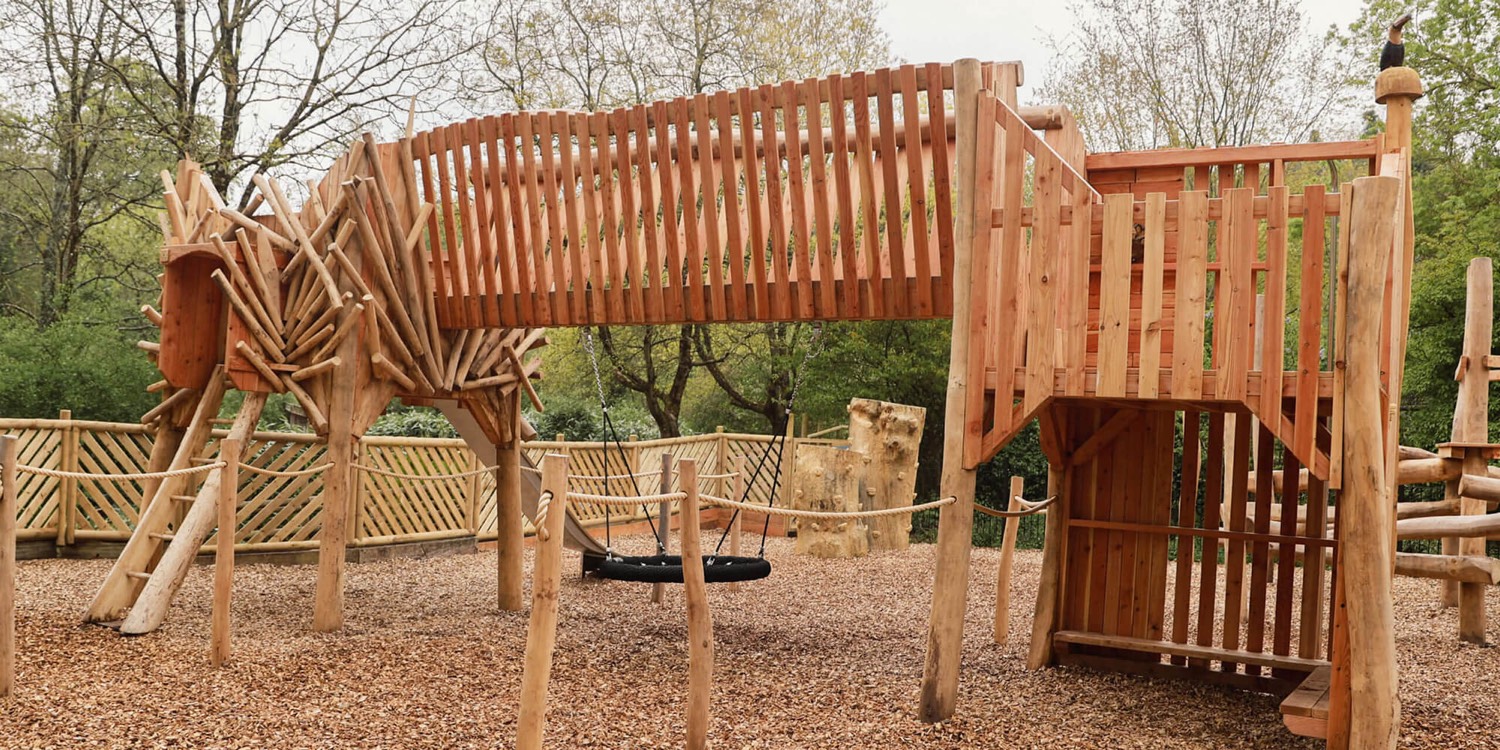 Aire de jeux Touchwood en bois naturel, sur le terrain
