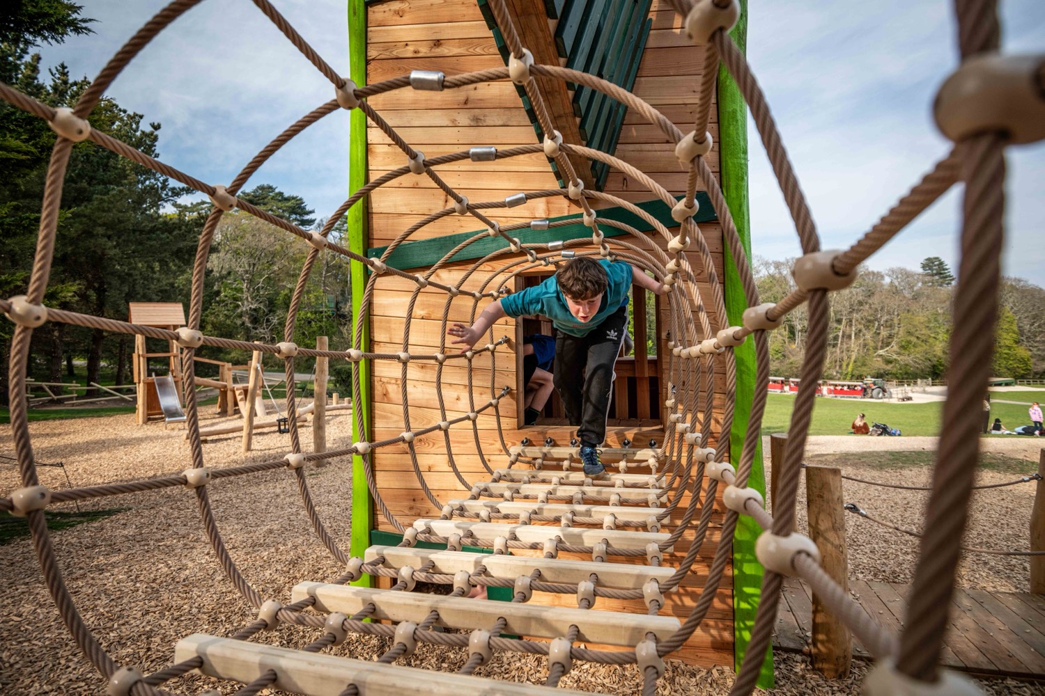 Aire de jeux Touchwood en bois naturel installée par Playgones