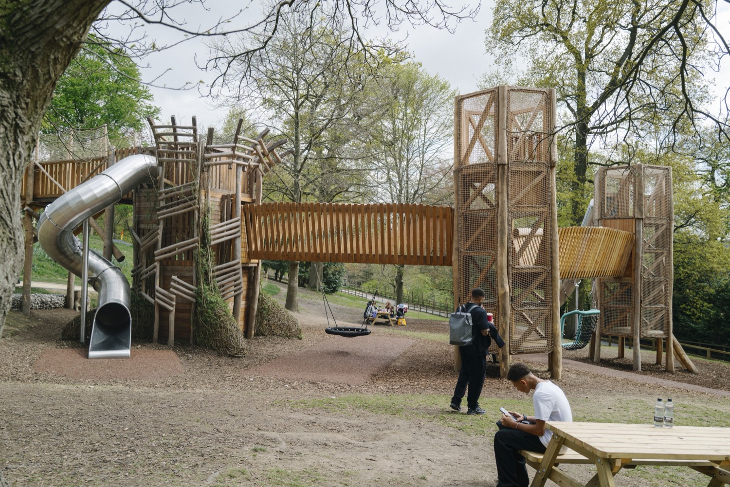 Réalisation d'aire de jeux Touchwood en bois naturel