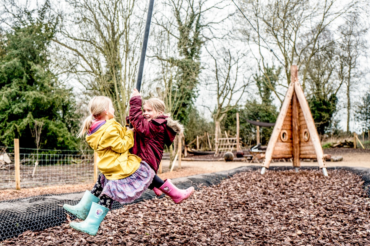 Aire de jeux Touchwood en bois naturel en collectivité