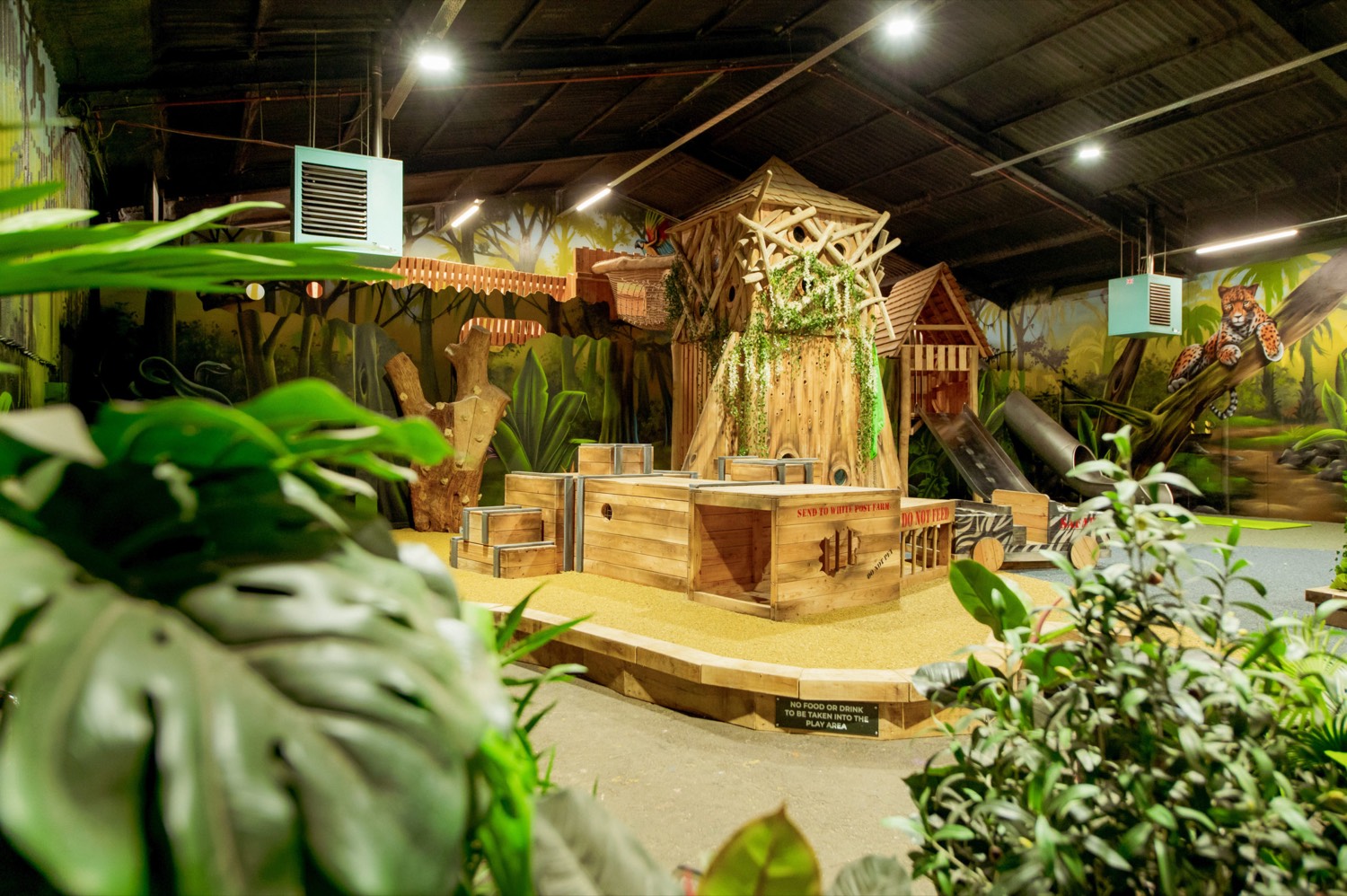 Jeux en bois Touchwood installés dans un parc
