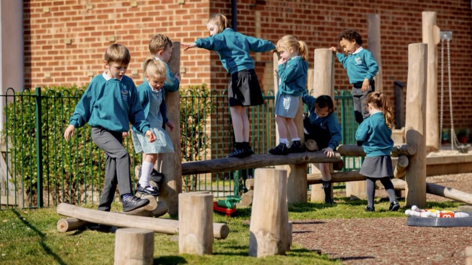 Touchwood : aires de jeux en bois naturel, distribué par Playgones