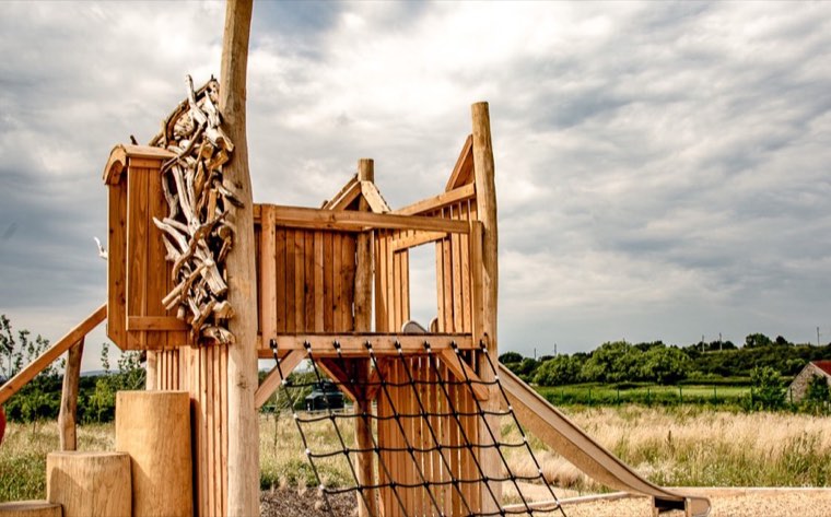 Bois de châtaignier Touchwood pour aire de jeux