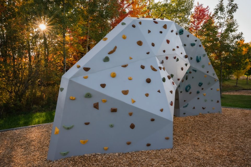 Bloc d'escalade urbain Summit Trekfit, grimpeur