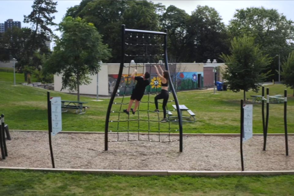 Filet Cargo Net Trekfit installé dans un parc