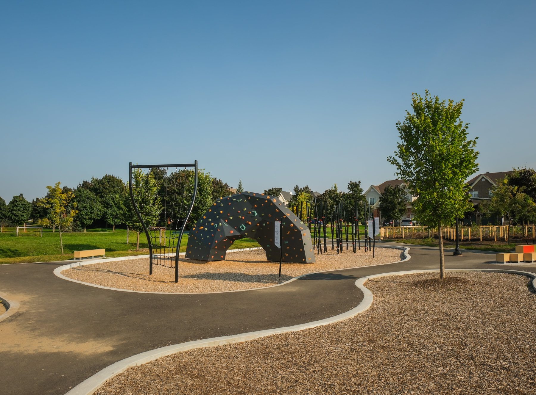 Parcours d'obstacles Trekfit avec filet installé dans un parc