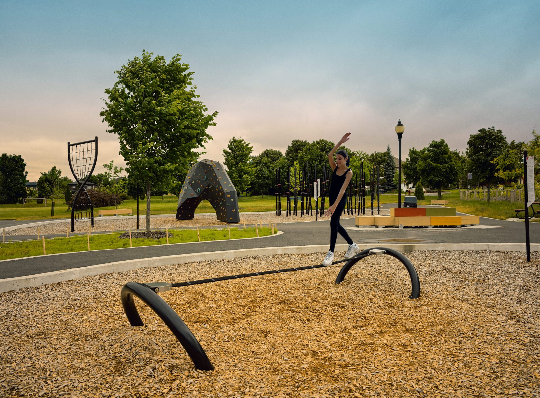 Slackline Trekfit en parc au coucher du soleil