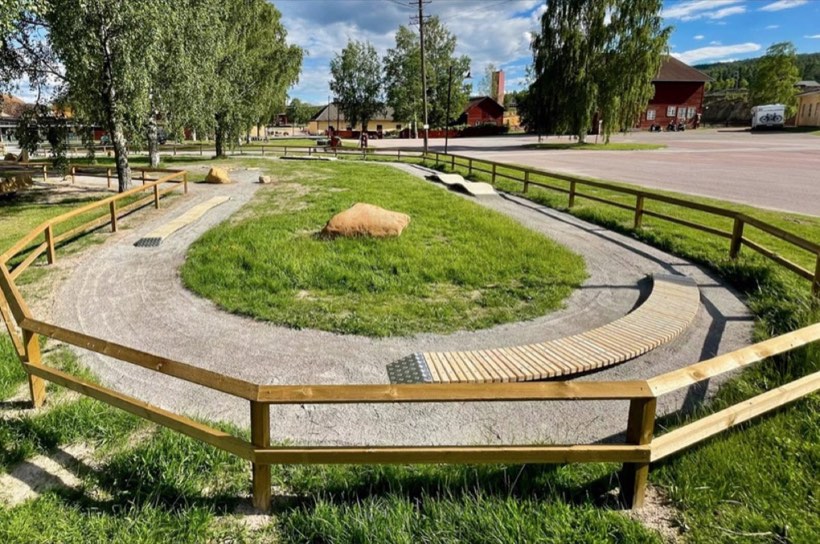 Pumptrack Velopark installé dans un espace public