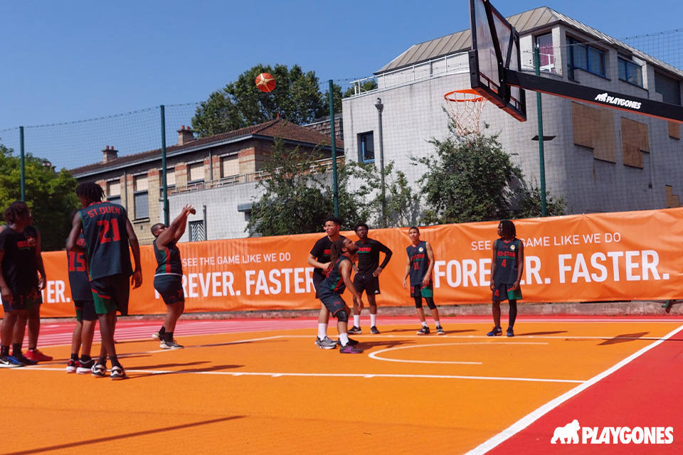 Jeunes joueurs sur un terrain de basket financé par subvention au complexe sportif de Saint-Ouen, réalisation Playgones