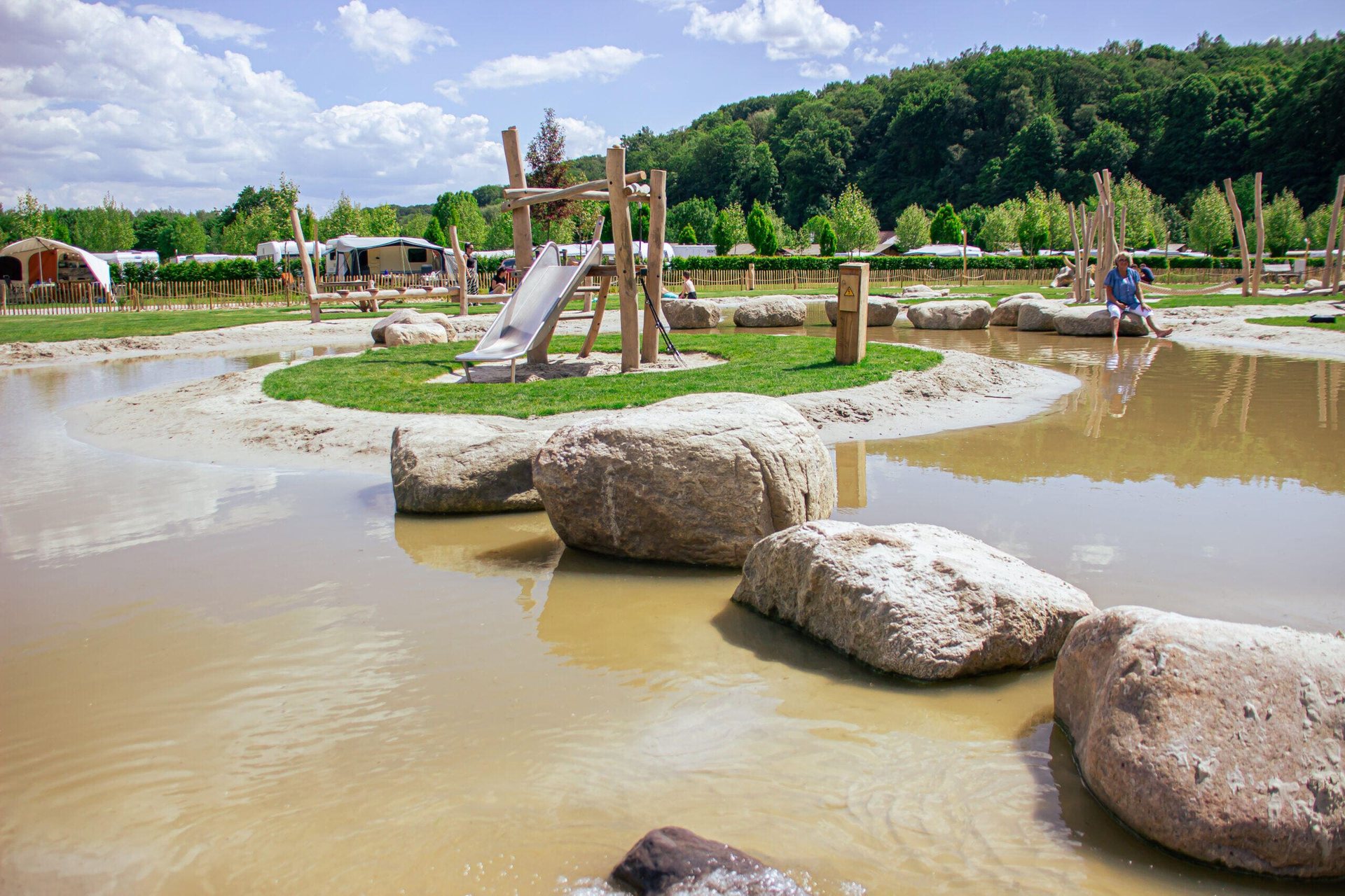 Aire de jeux naturelle Boerplay avec jeux d'eau, sable et rochers
