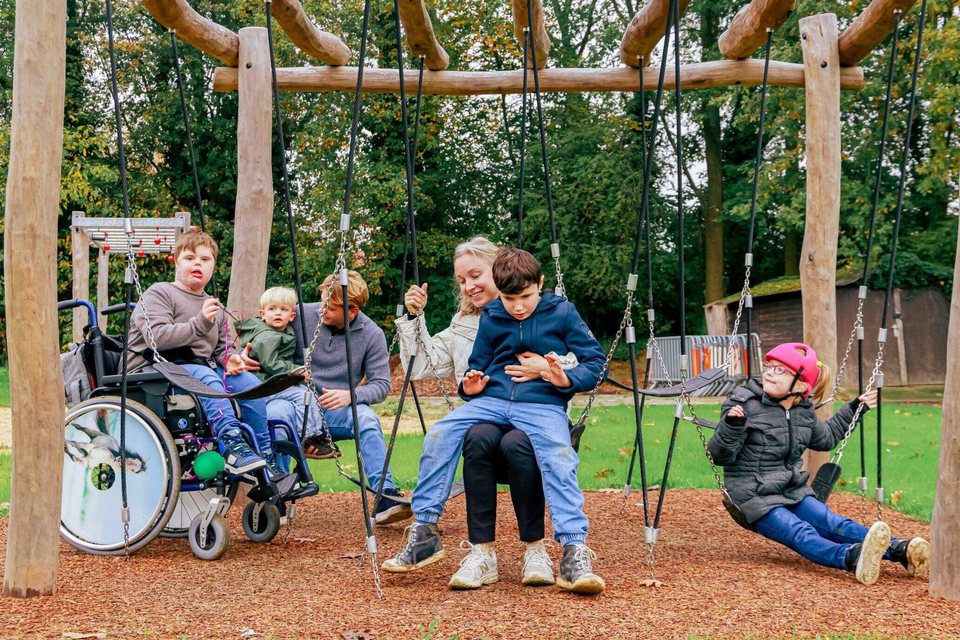 Balançoire collective inclusive Boerplay accessible aux enfants en fauteuil roulant