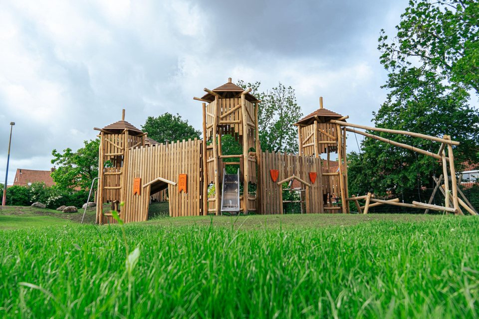 Château de jeu Boerplay en bois de robinier avec tours et passerelles