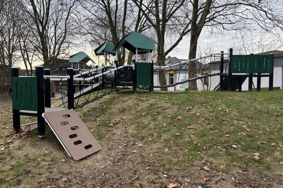Parcours de jeu Boerplay en HDPE et acier installé sur une butte