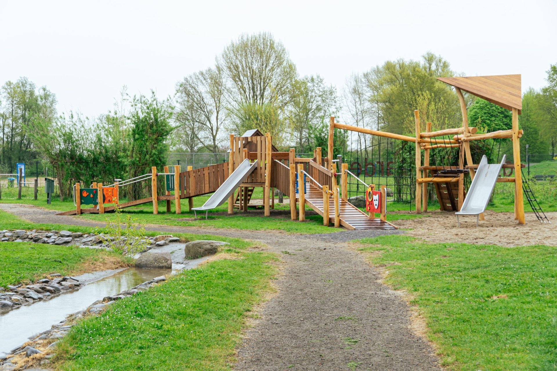 Plaine de jeux en bois Boerplay dans un cadre naturel avec ruisseau