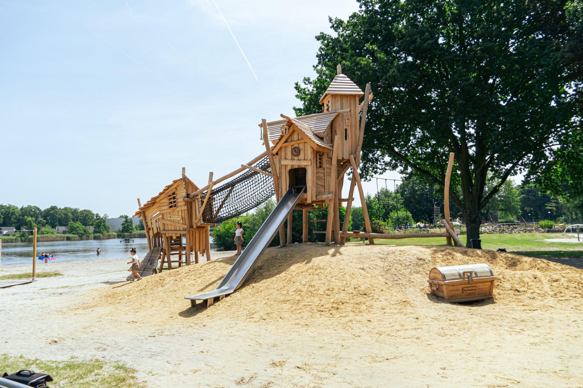 Grande plaine de jeux Boerplay : château en bois avec toboggan inox sur une plage de sable