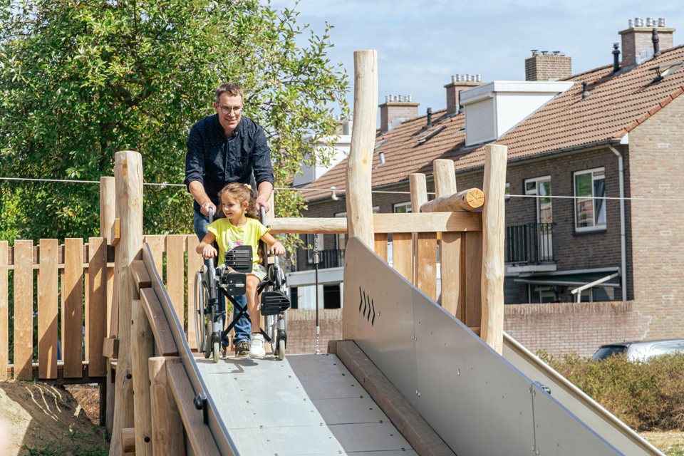Passerelle en bois Boerplay accessible en fauteuil roulant