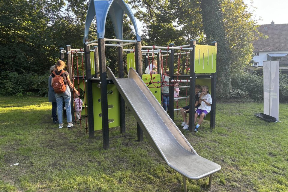 Structure de jeu Boerplay avec toboggan inox dans un parc