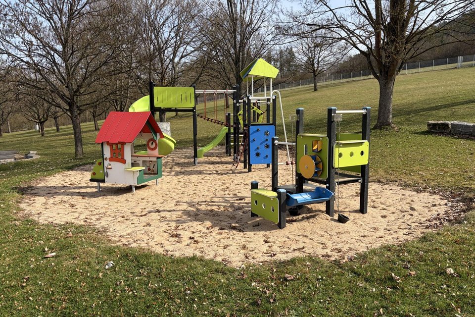 Structure de jeu petite enfance Boerplay colorée sur sol sablé